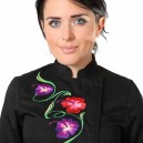 zoom fleurs en broderie sur la veste de cuisine noire