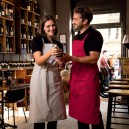 Mise en scène des tabliers de cuisine loti gris et rose