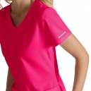 zoom sur la tunique médicale col v pour femme coloris rose
