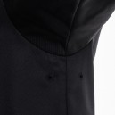 Détail de la veste de cuisine avec oeillets d'aération sur la veste de cuisine noir et bleu