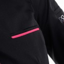 Détail de la poche poitrine Elbax noir et rose pour femme veste de cuisine Robur