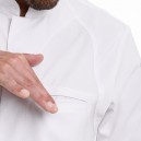 Détail de la poche poitrine de la veste de cuisine Basil blanche à manches courtes Lafont