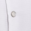 Détail des boutons pression nacrés de la veste de cuisine Paris blanche de la marque Manelli