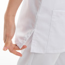 Détail de la fente d’une blouse médicale femme