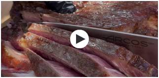 Préparation d'une entrecôte de boeuf avec un couteau Arcos